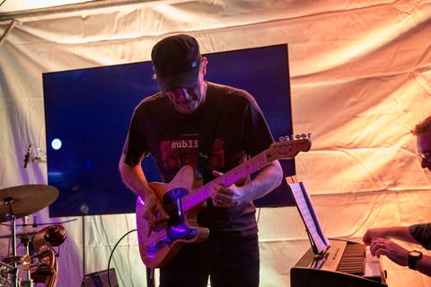 Guitarrista do quarteto tocando no palco durante a segunda apresentação instrumental, já sem João Lucas. (Ninfa Flores, São Paulo, Fotos Bruno Arita)'
