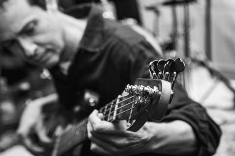 Foto artística em preto e branco com foco no baixo e o rosto do baixista do Pacheco & Shy Jazz Qtr. desfocado, em imagem de alto contraste. (Ninfa Flores, São Paulo, Fotos Bruno Arita)'
