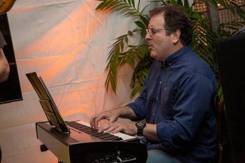 Pianista do Pacheco & Shy Jazz Qtr. em destaque, tocando o teclado durante a apresentação do quarteto. (Ninfa Flores, São Paulo, Fotos Bruno Arita)'