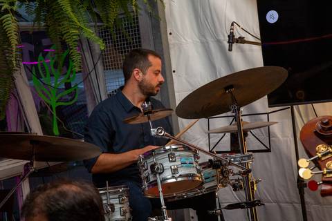 Baterista do Pacheco & Shy Jazz Qtr. em destaque, focado e tocando seu instrumento. (Ninfa Flores, São Paulo, Fotos Bruno Arita)'