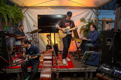 Plano aberto mostrando o Pacheco & Shy Jazz Qtr. completo no palco durante a apresentação de arte instrumental. (Ninfa Flores, São Paulo, Fotos Bruno Arita)'