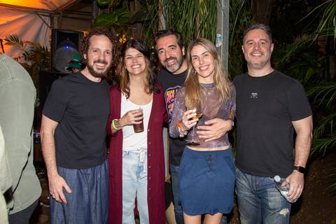 Cinco convidados sorridentes posando juntos para foto, celebrando o reencontro na reFestança Primavera25. (Ninfa Flores, São Paulo, Fotos Bruno Arita)'