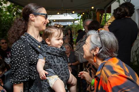 Mãe com bebê em canguru interagindo com uma senhora sorridente, em momento de convivência e alegria entre o público na reFestança Primavera25. (Ninfa Flores, São Paulo, Fotos Bruno Arita)'