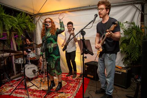 Banda Madressilva em plano aberto no palco, mostrando todos os integrantes durante a apresentação contagiante de brasilidades. (Ninfa Flores, São Paulo, Fotos Bruno Arita)'