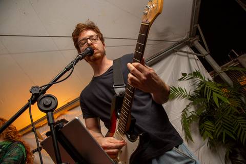Guitarrista Ivan Lucchini, da Banda Madressilva, tocando e cantando no microfone. (Ninfa Flores, São Paulo, Fotos Bruno Arita)'