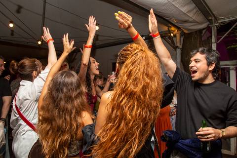 Público cantando em coro e erguendo os braços, em foto descontraída que capta a animação do show da Madressilva. (Ninfa Flores, São Paulo, Fotos Bruno Arita)'