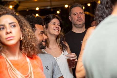 Convidada sorridente no meio do público, aproveitando o show da Banda Madressilva com alegria. (Ninfa Flores, São Paulo, Fotos Bruno Arita)'