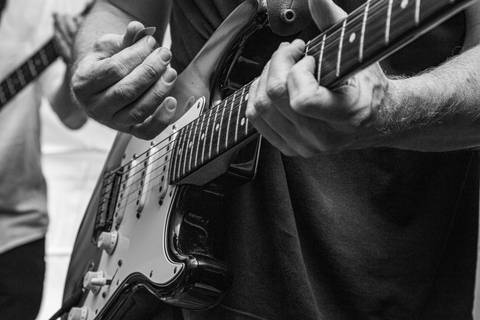 Plano fechado (preto e branco) da guitarra do Ivan Lucchini sendo tocada com intensidade. (Ninfa Flores, São Paulo, Fotos Bruno Arita)'