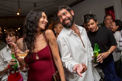 Casal se olhando apaixonadamente durante a apresentação da Banda Madressilva, em momento romântico no show. (Ninfa Flores, São Paulo, Fotos Bruno Arita)'