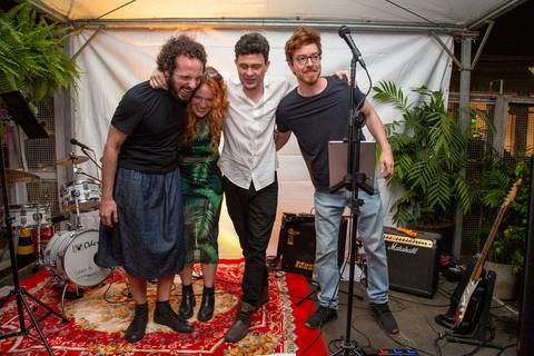 Banda Madressilva agradecendo ao público no palco em pose clássica de final de show. (Ninfa Flores, São Paulo, Fotos Bruno Arita)'