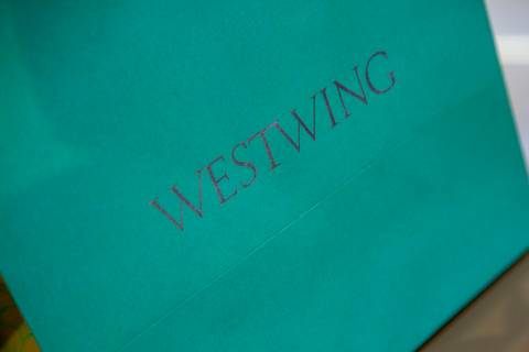 Sacola de brinde com foco no logo Westwing, presenteado aos convidados do Workshop de Natal 2025. (Westwing Moema, São Paulo, Fotos Bruno Arita)'