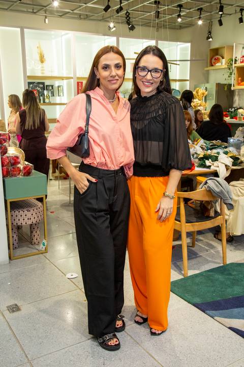 Influencer Bia Napolitano (@bianapolitano) posando para foto com outra participante no workshop. (Westwing Moema, São Paulo, Fotos Bruno Arita)'