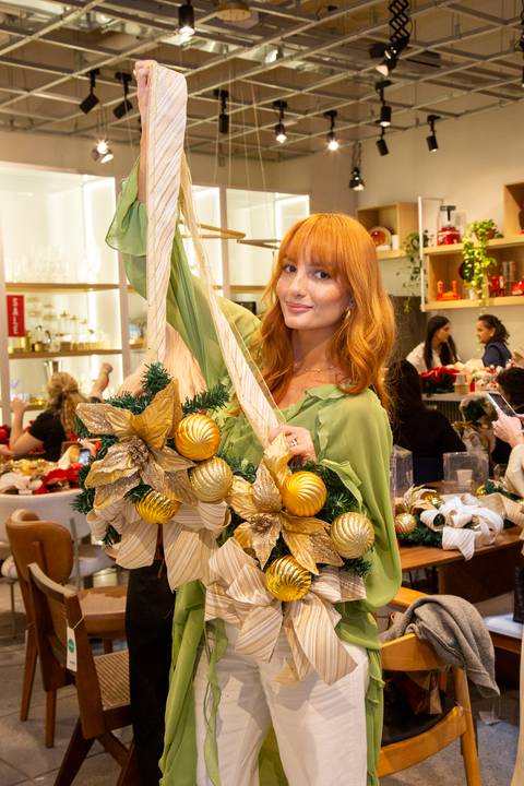 Influencer Luiza Panucci posando com seu escapulário de Natal pronto. (Westwing Moema, São Paulo, Fotos Bruno Arita)'