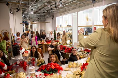 Visão da especialista Simone Galvão discursando e interagindo, com participantes do workshop ao fundo. (Westwing Moema, São Paulo, Fotos Bruno Arita)'