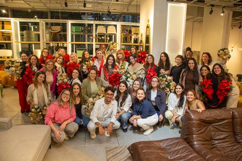 Todos os participantes do Workshop de Natal 2025 posando em foto tradicional de grupo, segurando seus escapulários prontos. (Westwing Moema, São Paulo, Fotos Bruno Arita)'