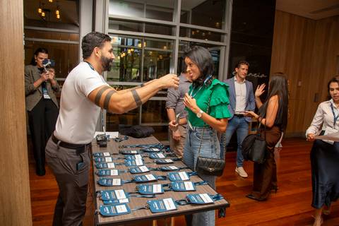 Participantes recebendo crachá e material no credenciamento do evento Partner Summit da PSE. (Grand Hyatt SP, Evento Corporativo, Fotos Bruno Arita)'