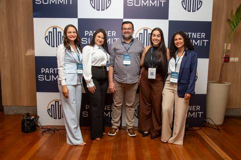 Grupo de participantes e parceiros posando juntos para foto em frente ao backdrop do Partner Summit. (Grand Hyatt SP, Evento Corporativo, Fotos Bruno Arita)'