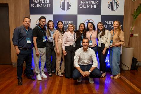 Grupo de convidados e parceiros posando para foto em frente ao backdrop, celebrando o Partner Summit. (Grand Hyatt SP, Evento Corporativo, Fotos Bruno Arita)'