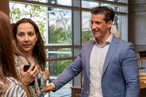 Participantes do Partner Summit em conversa amistosa e sorridente, durante o momento de networking. (Grand Hyatt SP, Evento Corporativo, Fotos Bruno Arita)'