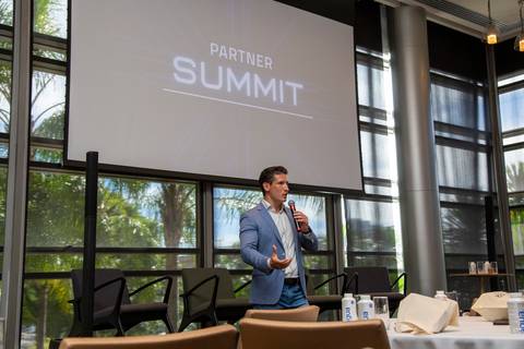 Plano médio do anfitrião da Partner PSE no palco, discursando na abertura do Partner Summit. (Grand Hyatt SP, Evento Corporativo, Fotos Bruno Arita)'