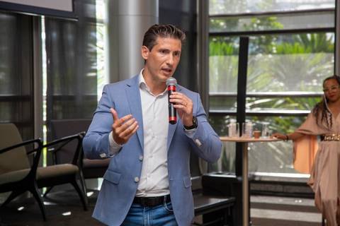 Plano médio do anfitrião da Partner PSE no palco, discursando na abertura do Partner Summit. (Grand Hyatt SP, Evento Corporativo, Fotos Bruno Arita)'