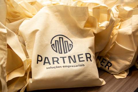 Sacola de brindes da Partner PSE em plano fechado, em meio a outras sacolas de presentes no Partner Summit. (Grand Hyatt SP, Evento Corporativo, Fotos Bruno Arita)'