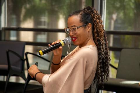 Plano médio da palestrante em momento de descontração e interação com o público. (Grand Hyatt SP, Evento Corporativo, Fotos Bruno Arita)'
