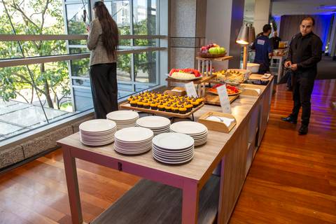 Mesa de Coffee Break com comidas variadas em plano aberto, durante o intervalo do Partner Summit. (Grand Hyatt SP, Evento Corporativo, Fotos Bruno Arita)'