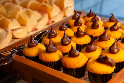 Plano fechado de cupcakes amarelos com decoração de chocolate, servidos no Coffee Break do Partner Summit. (Grand Hyatt SP, Evento Corporativo, Fotos Bruno Arita)'
