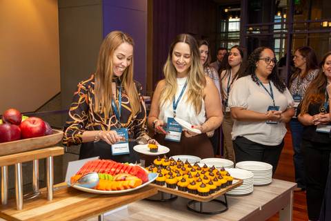 Participantes se servindo e interagindo durante o Coffee Break. (Grand Hyatt SP, Evento Corporativo, Fotos Bruno Arita)'