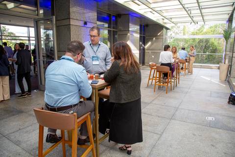 Participantes conversando e aproveitando a área externa do espaço durante o Coffee Break. (Grand Hyatt SP, Evento Corporativo, Fotos Bruno Arita)'