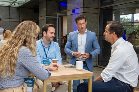 Participantes conversando em imagem de plano médio na área externa do Grand Hyatt SP. (Grand Hyatt SP, Evento Corporativo, Fotos Bruno Arita)'