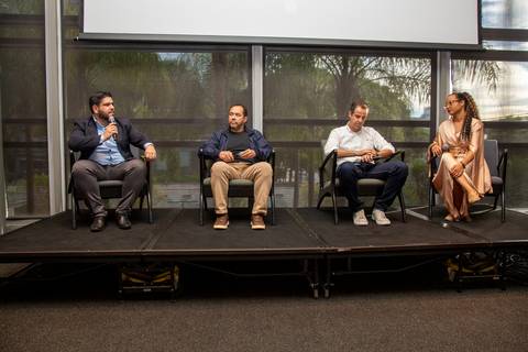 Quatro participantes sentados em cadeiras no palco para início do painel de debate sobre Real Estate. (Grand Hyatt SP, Evento Corporativo, Fotos Bruno Arita)'
