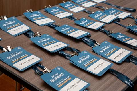 Crachás dos participantes do Partner Summit da PSE organizados cuidadosamente em mesa de credenciamento. (Grand Hyatt SP, Evento Corporativo, Fotos Bruno Arita)'