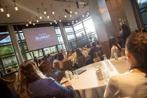 Imagem artística com o sol entrando pela janela e iluminando o público, com o palco ao fundo. (Grand Hyatt SP, Evento Corporativo, Fotos Bruno Arita)'