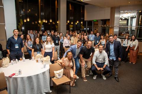 Foto posada de todos os participantes na plateia, em ângulo superior tirada do palco. (Grand Hyatt SP, Evento Corporativo, Fotos Bruno Arita)'