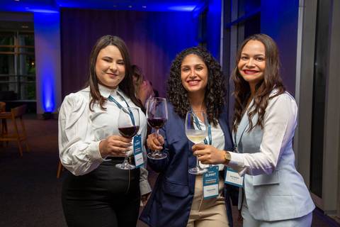 Participantes brindando com taças de vinho e olhando para a câmera durante o Happy Hour de networking. (Grand Hyatt SP, Evento Corporativo, Fotos Bruno Arita)'