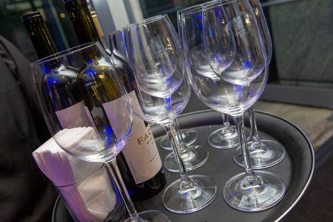 Plano fechado da bandeja do garçom com taças de vinho tinto sendo servidas no Happy Hour. (Grand Hyatt SP, Evento Corporativo, Fotos Bruno Arita)'