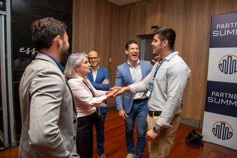 Participantes conversando em momento descontraído e de networking no Happy Hour. (Grand Hyatt SP, Evento Corporativo, Fotos Bruno Arita)'