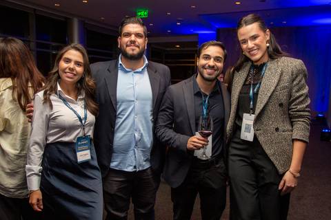 Membros da Partner PSE posando para foto em grupo, celebrando o sucesso do Partner Summit. (Grand Hyatt SP, Evento Corporativo, Fotos Bruno Arita)'