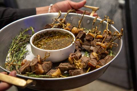 Plano fechado em espetinhos de carne sendo servidos na área de Happy Hour. (Grand Hyatt SP, Evento Corporativo, Fotos Bruno Arita)'