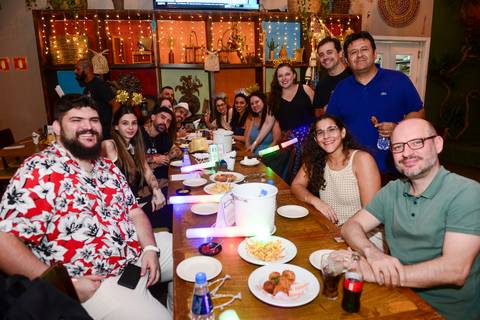 Mesa de participantes da Plurix posando juntos para uma foto de grupo. (Confraternização Plurix, São Paulo, Fotos Bruno Arita)'