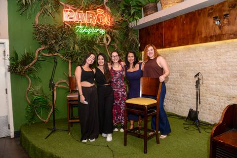 Participantes da Plurix posando para foto em cima do palco dos músicos, em momento de diversão. (Boteco Parō!, Confraternização, Fotos Bruno Arita)'