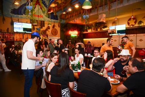 Plano aberto mostrando o Boteco Parō! lotado de colaboradores da Plurix, em plena celebração. (Confraternização Plurix, Evento Corporativo, Fotos Bruno Arita)'