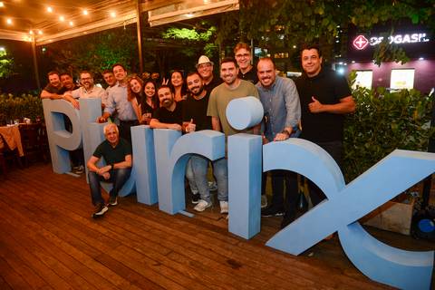 Grupo de colaboradores novamente posando para foto em frente ao letreiro da Plurix. (Confraternização Plurix, São Paulo, Fotos Bruno Arita)'