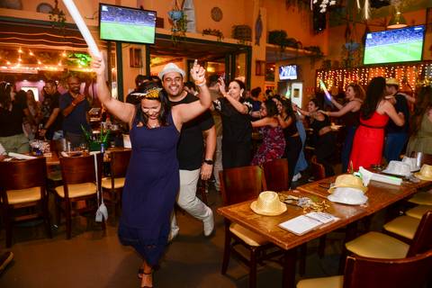 Participantes percorrendo o Boteco Parō! em um trenzinho animado e divertido. (Confraternização Plurix, São Paulo, Fotos Bruno Arita)'