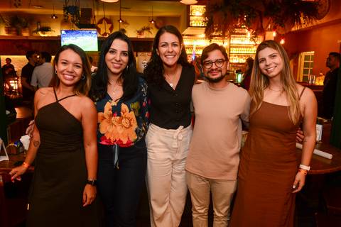 Foto posada de grupo de participantes da Plurix. (Confraternização Plurix, Boteco Parō!, Fotos Bruno Arita)'