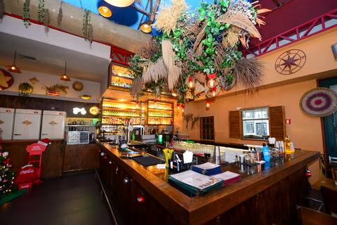 Plano aberto do bar do Boteco Parō!, destacando o ambiente vibrante e descontraído da Confraternização de Fim de Ano da Plurix. (Boteco Parō!, São Paulo, Fotos Bruno Arita)'