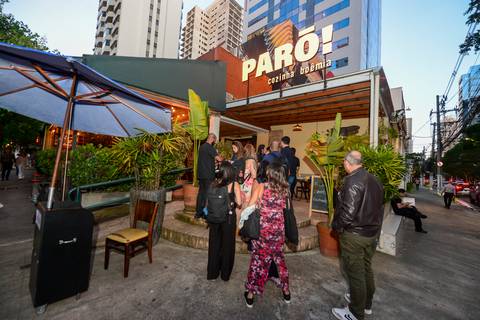 Plano aberto mostrando o Boteco Parō! por fora, destacando o local da Confraternização de Fim de Ano da Plurix. (Boteco Parō!, São Paulo, Fotos Bruno Arita)'