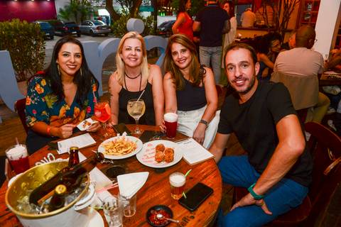 Grupo de participantes da Plurix posando para foto sentados à mesa. (Confraternização Plurix, Boteco Parō!, Fotos Bruno Arita)'